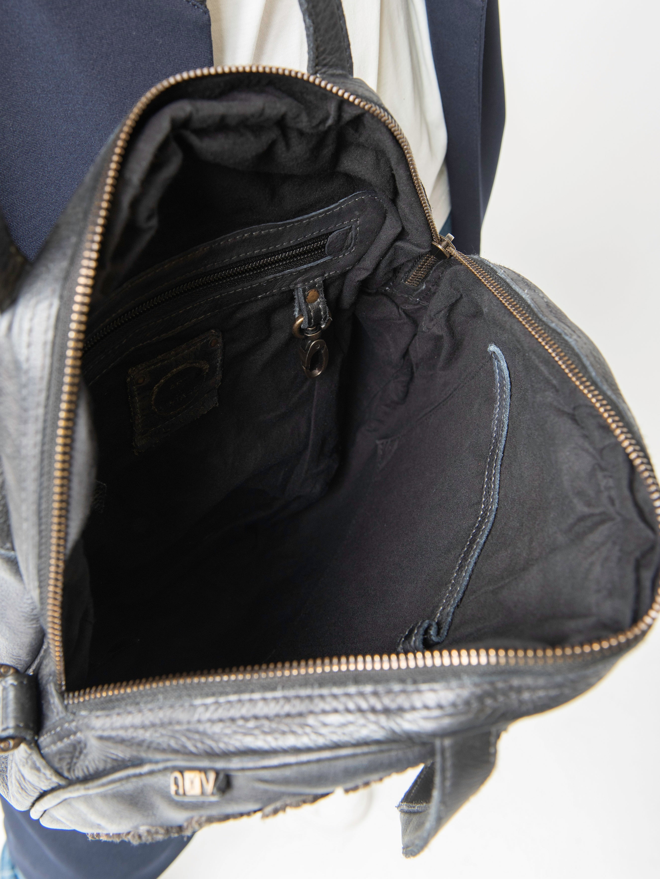 PARMA: Black leather round shape handbag by Art N Vintage